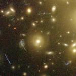Галактики, Увеличенные Группой Галактики Гравитационная Линза 1689 Абелл 